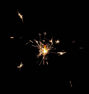 Yanan maytap siyah arkaplanda izole edildi