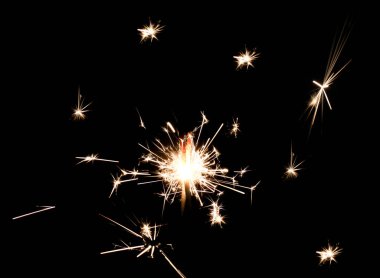 Yanan maytap siyah arkaplanda izole edildi