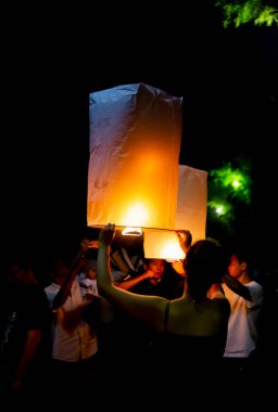 Loy Krathong ve Yi Peng Fener Festivali Chiang Mai, Tayland 11 Kasım 2019. Gelenekler yüzyıllar boyunca devam etti..