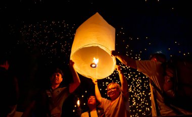Loy Krathong ve Yi Peng Fener Festivali Chiang Mai, Tayland 11 Kasım 2019. Gelenekler yüzyıllar boyunca devam etti..