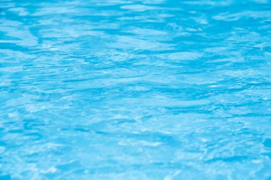 Mavi yüzme havuzu dalgalı su ayrıntıları 