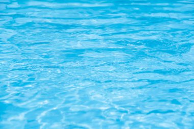 Mavi yüzme havuzu dalgalı su ayrıntıları 