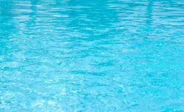 Mavi yüzme havuzu dalgalı su ayrıntıları 