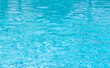 Mavi yüzme havuzu dalgalı su ayrıntıları 
