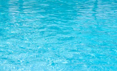 Mavi yüzme havuzu dalgalı su ayrıntıları 