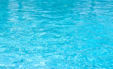 Mavi yüzme havuzu dalgalı su ayrıntıları 
