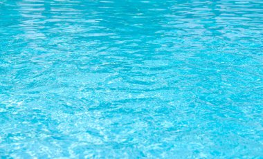 Mavi yüzme havuzu dalgalı su ayrıntıları 