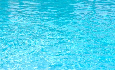 Mavi yüzme havuzu dalgalı su ayrıntıları 