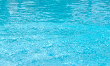 Mavi yüzme havuzu dalgalı su ayrıntıları 