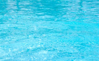 Mavi yüzme havuzu dalgalı su ayrıntıları 
