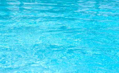 Mavi yüzme havuzu dalgalı su ayrıntıları 