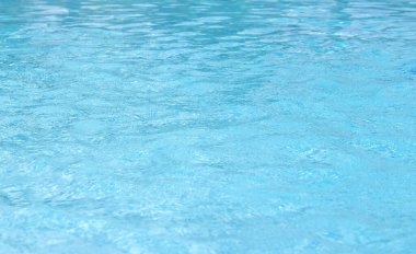 Mavi yüzme havuzu dalgalı su ayrıntıları 