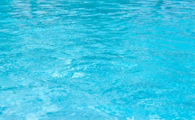 Mavi yüzme havuzu dalgalı su ayrıntıları 