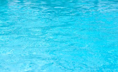Mavi yüzme havuzu dalgalı su ayrıntıları 