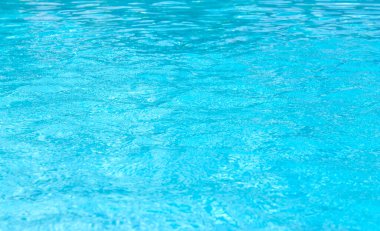 Mavi yüzme havuzu dalgalı su ayrıntıları 