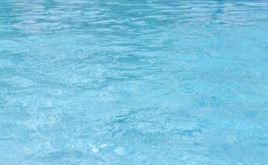 Mavi yüzme havuzu dalgalı su ayrıntıları 