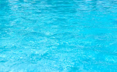 Mavi yüzme havuzu dalgalı su ayrıntıları 