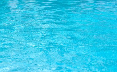 Mavi yüzme havuzu dalgalı su ayrıntıları 