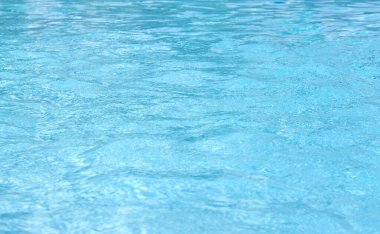 Mavi yüzme havuzu dalgalı su ayrıntıları 