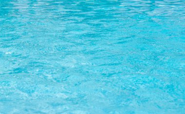 Mavi yüzme havuzu dalgalı su ayrıntıları 