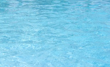 Mavi yüzme havuzu dalgalı su ayrıntıları 