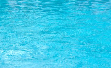 Mavi yüzme havuzu dalgalı su ayrıntıları 