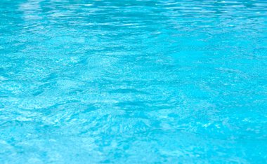 Mavi yüzme havuzu dalgalı su ayrıntıları 