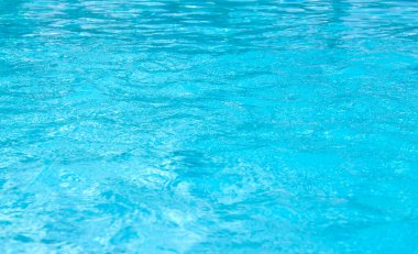 Mavi yüzme havuzu dalgalı su ayrıntıları 