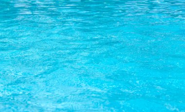 Mavi yüzme havuzu dalgalı su ayrıntıları 