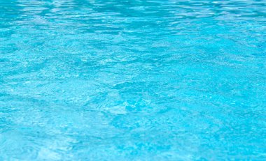 Mavi yüzme havuzu dalgalı su ayrıntıları 