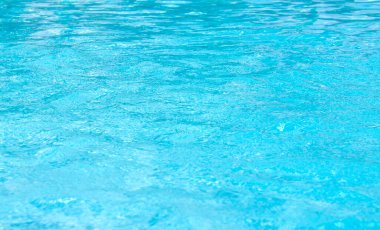 Mavi yüzme havuzu dalgalı su ayrıntıları 