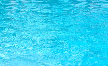 Mavi yüzme havuzu dalgalı su ayrıntıları 