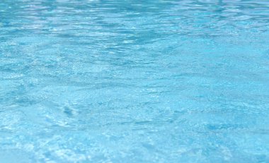 Mavi yüzme havuzu dalgalı su ayrıntıları 