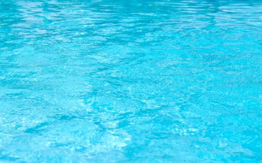 Mavi yüzme havuzu dalgalı su ayrıntıları 