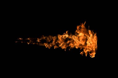 alevler siyah arkaplanda.