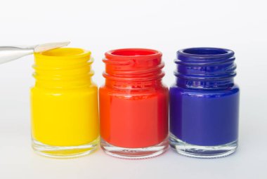 Beyaz arkaplanda birincil renk.