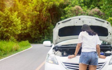 Kadın görüntüsü. Kaputu açtı. Kırık araba. Hasarlı ya da değil.