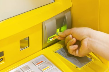 Kadın bankamatik, otomatik veznedar konsepti üzerinden parayı çekiyor. 