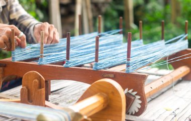 Kumaş yapımında kullanılan geleneksel el dokuma tezgahı. 