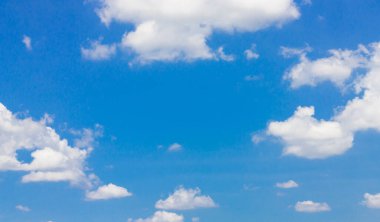 Yumuşak beyaz bulut ve mavi gökyüzü arkaplanı