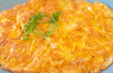 Beyaz tabakta klasik omlet. 