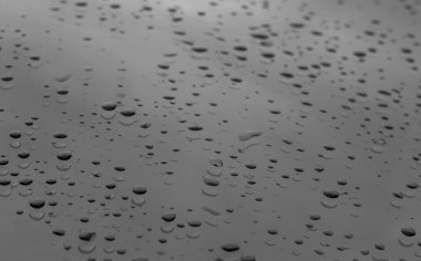 Siyah arkaplanda soyut su damlaları