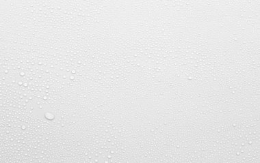 Beyaz yüzeyde arkaplan olarak su damlası