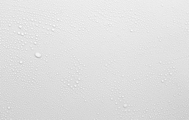 Beyaz yüzeyde arkaplan olarak su damlası