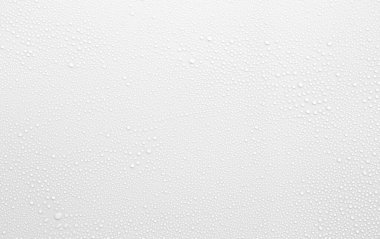 Gri arka planda su damlacıkları