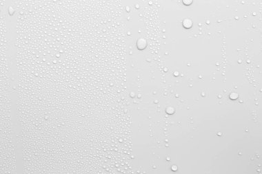 Gri arka planda su damlacıkları