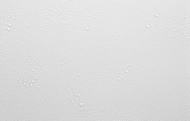 Beyaz yüzeyde arkaplan olarak su damlası