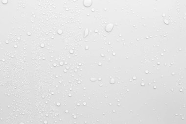 Gri arka planda su damlacıkları