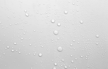 Beyaz yüzeyde arkaplan olarak su damlası