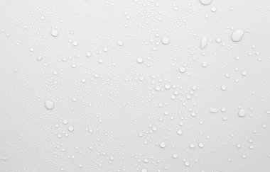 Beyaz yüzeyde arkaplan olarak su damlası